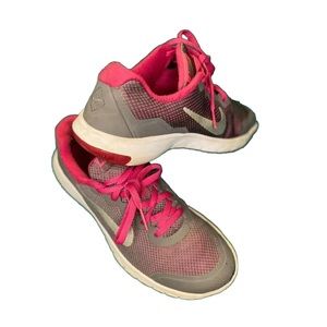 GIRL SIZE 6Y NIKE REVELUTION 3 GYM SHOES